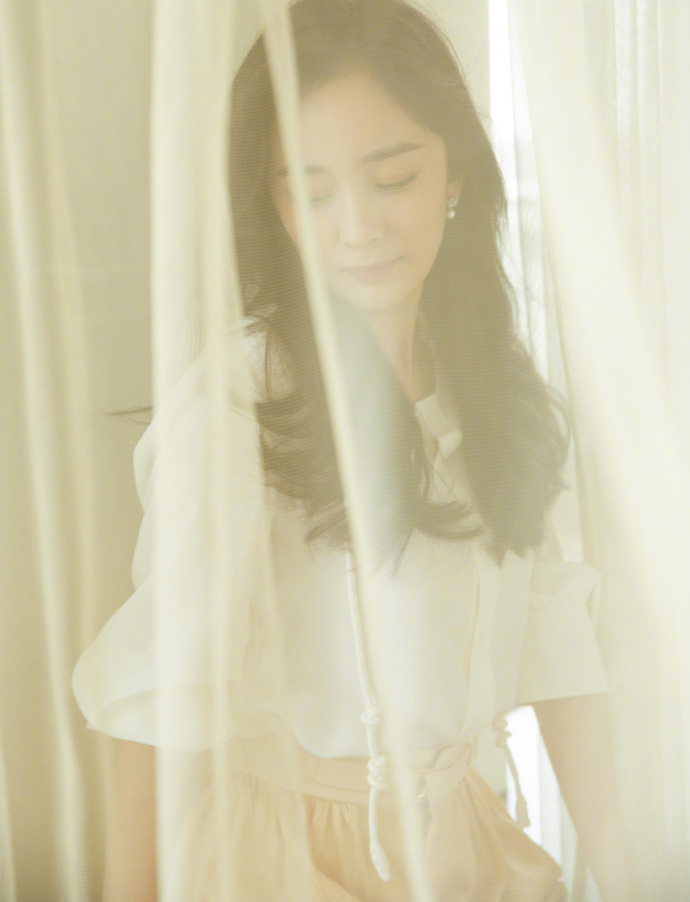 杨幂优雅气质性感写真图片14