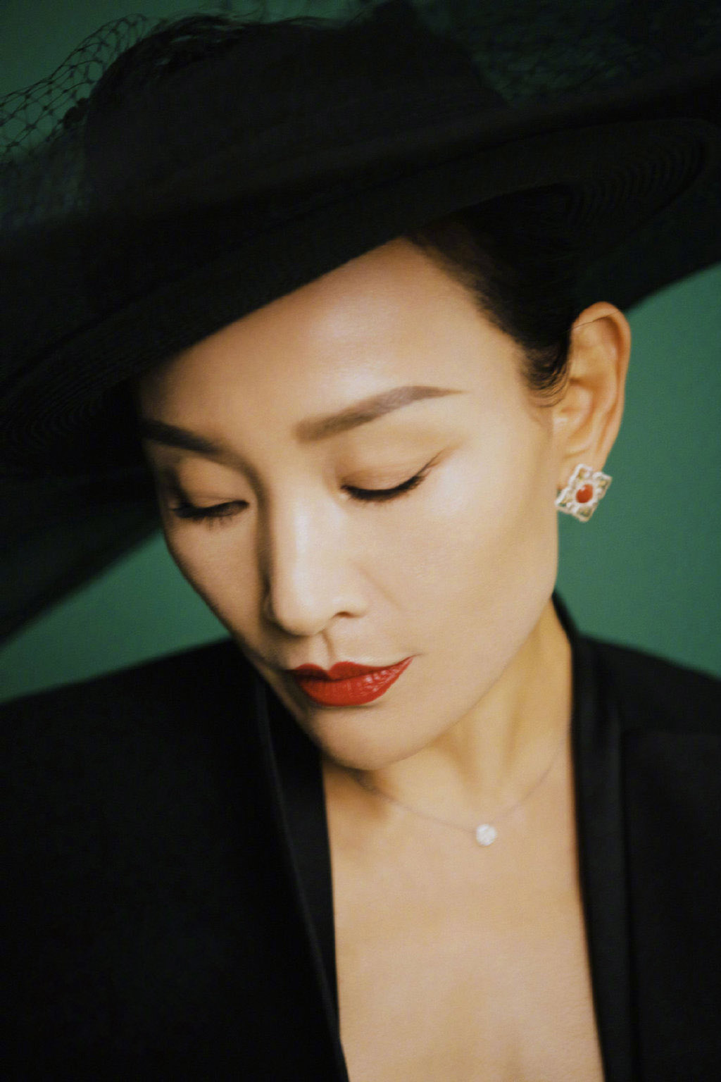 > 陈冲沉稳大气杂志写真图片(4/6)