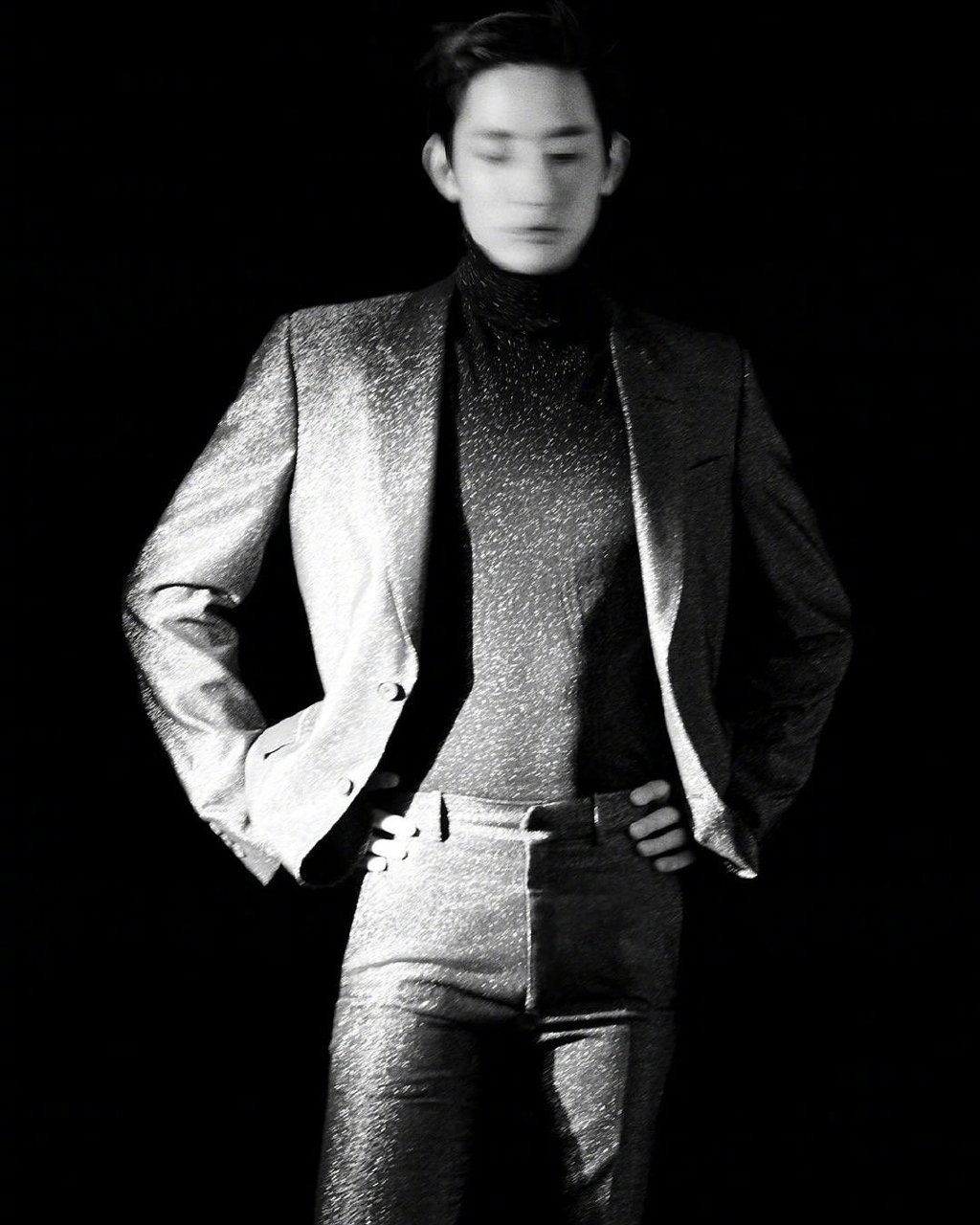 简介:李洙赫黑白大片写真图片,分享一组李洙赫图片给大家,图中的明星
