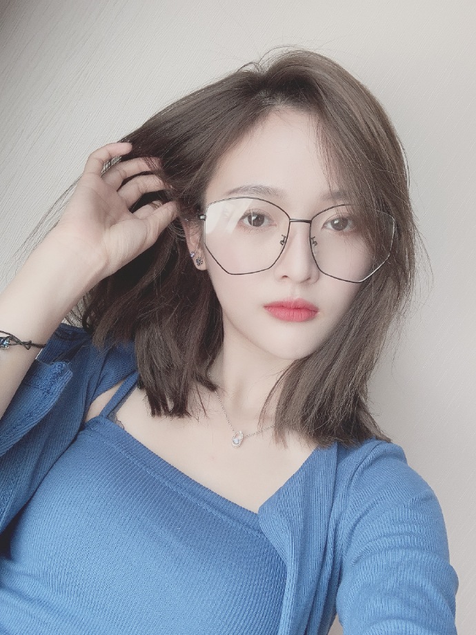 吴宣仪眼镜性感自拍照图片34