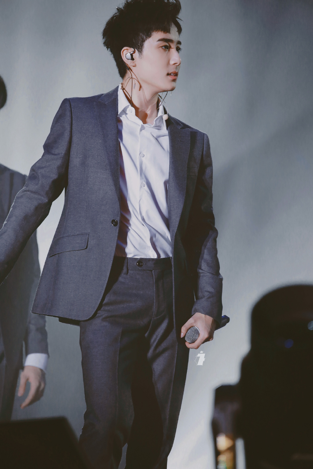 郭子凡帅气西服舞台照图片19