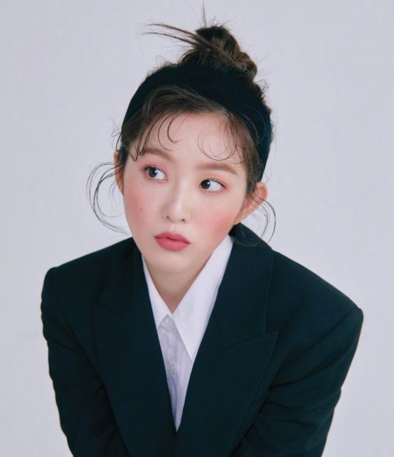 简介:裴珠泫美妆画报写真图片,分享一组裴珠泫图片给大家,图中的明星