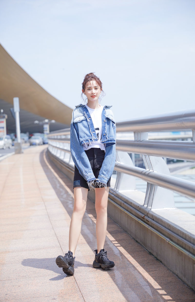 彭小苒清爽甜美机场照图片26