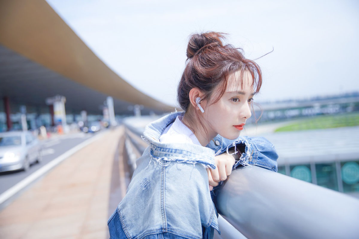 彭小苒清爽甜美机场照图片36