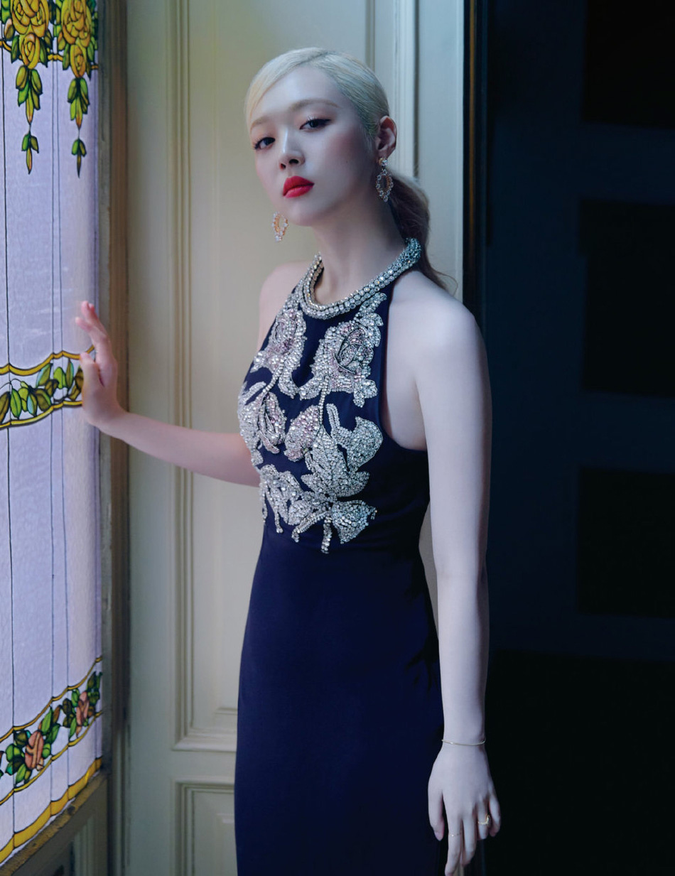 简介:雪莉诱人事业线性感湿发写真,分享一组崔雪莉图片给大家,图中的