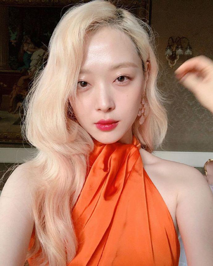 简介:雪莉金发性感自拍照图片,分享一组崔雪莉图片给