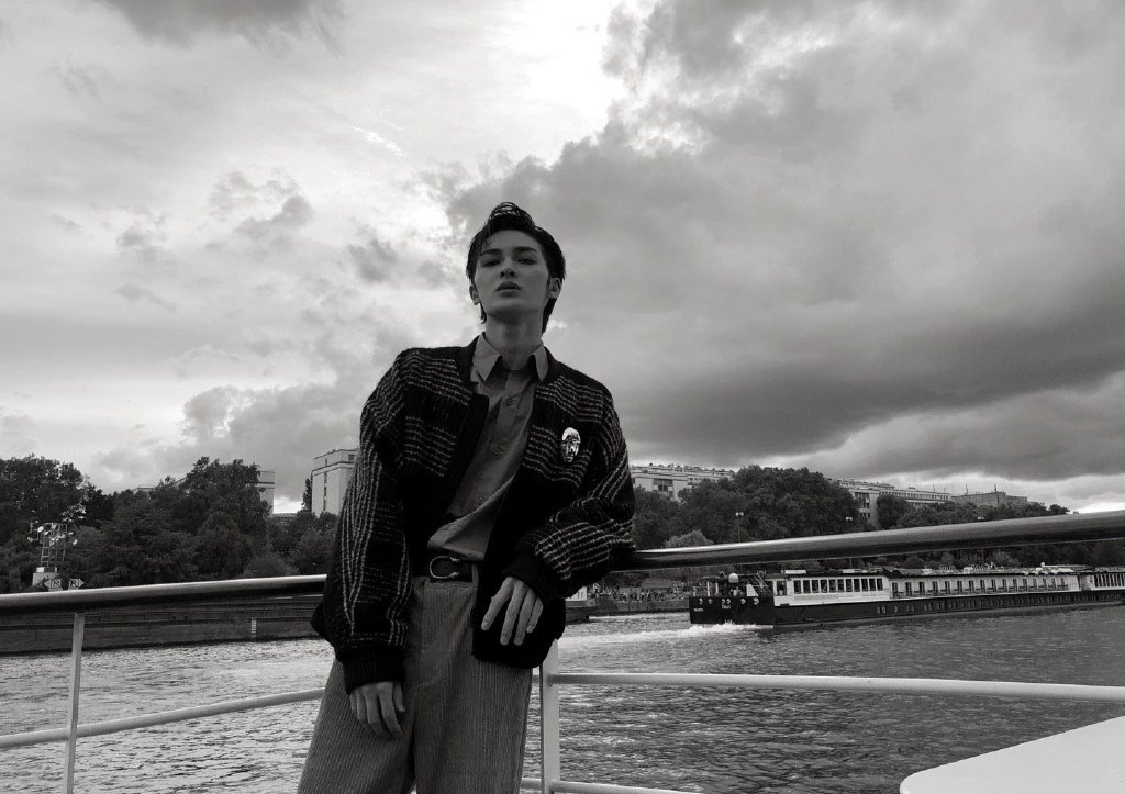 朱正廷酷黑光影写真图片19