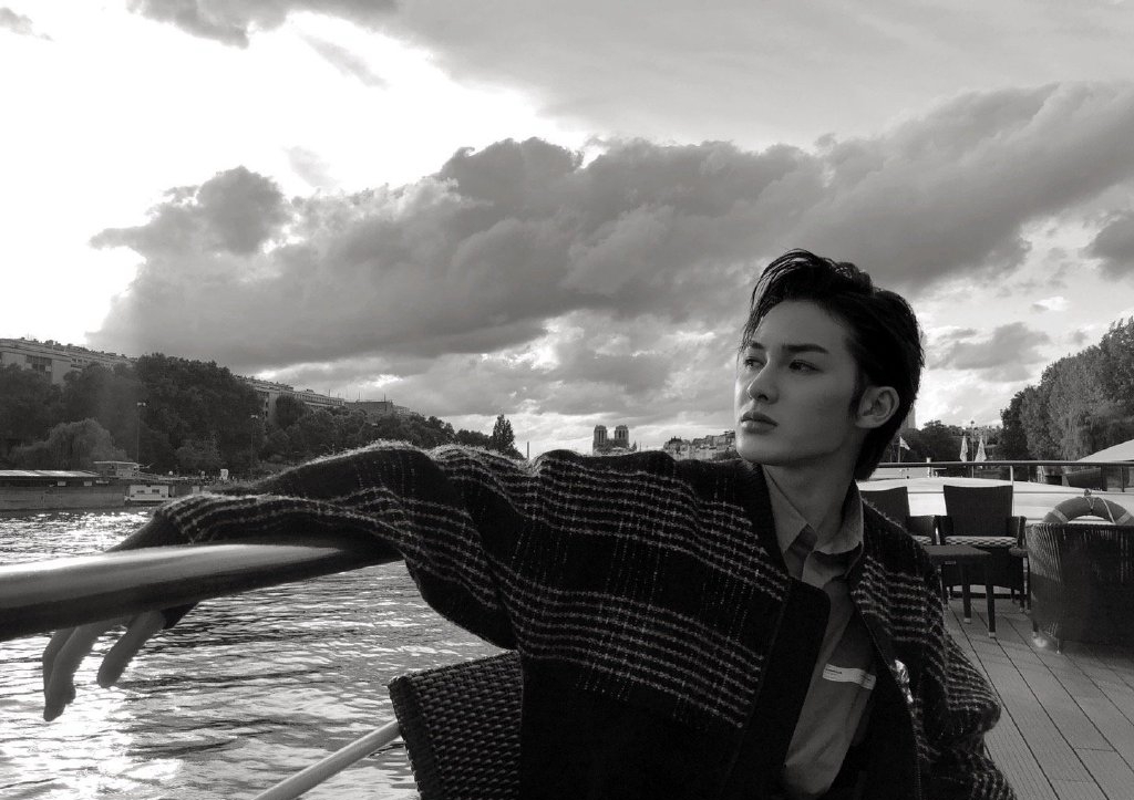 朱正廷酷黑光影写真图片99