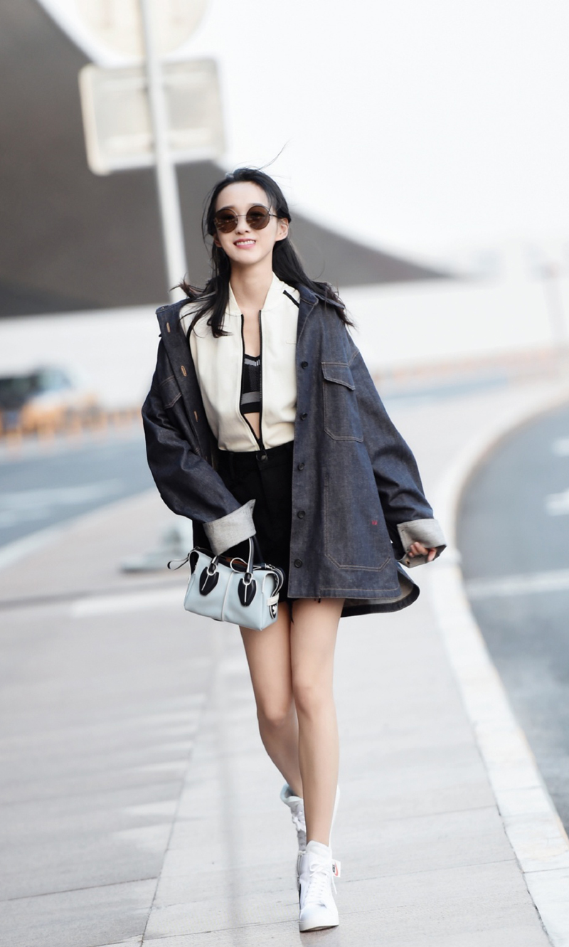 何泓姗时髦养眼机场照图片37