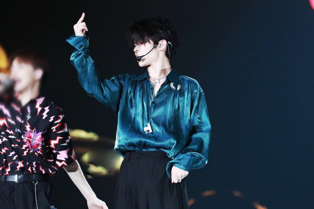 王晨艺青春芒果夜帅气舞台照图片210