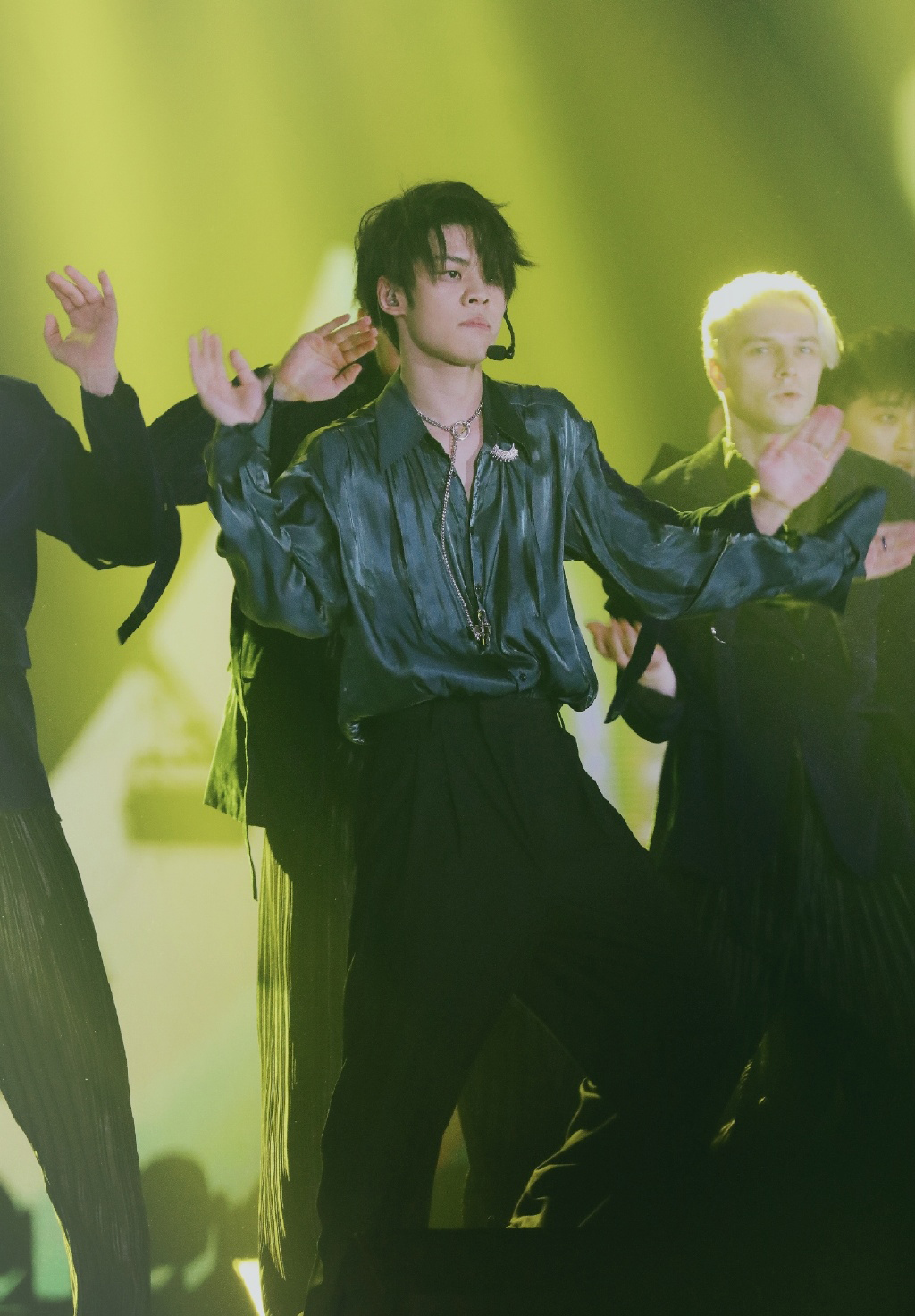 王晨艺青春芒果夜帅气舞台照图片1010