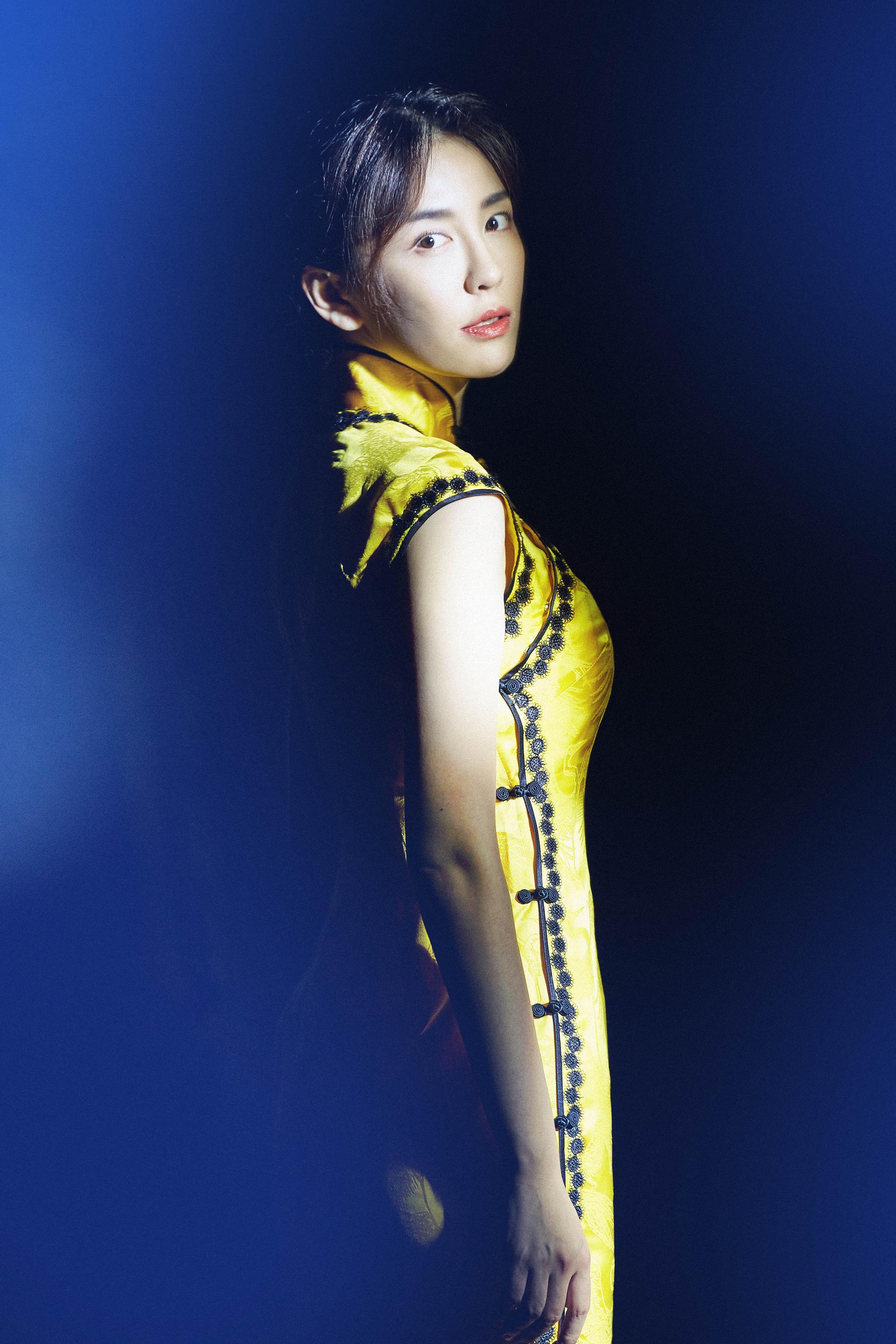 吕佳容黄色旗袍曼妙性感写真图片24