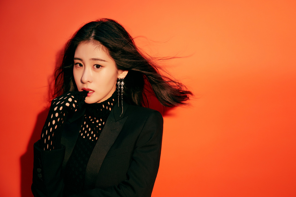 张碧晨优雅酷黑写真图片29