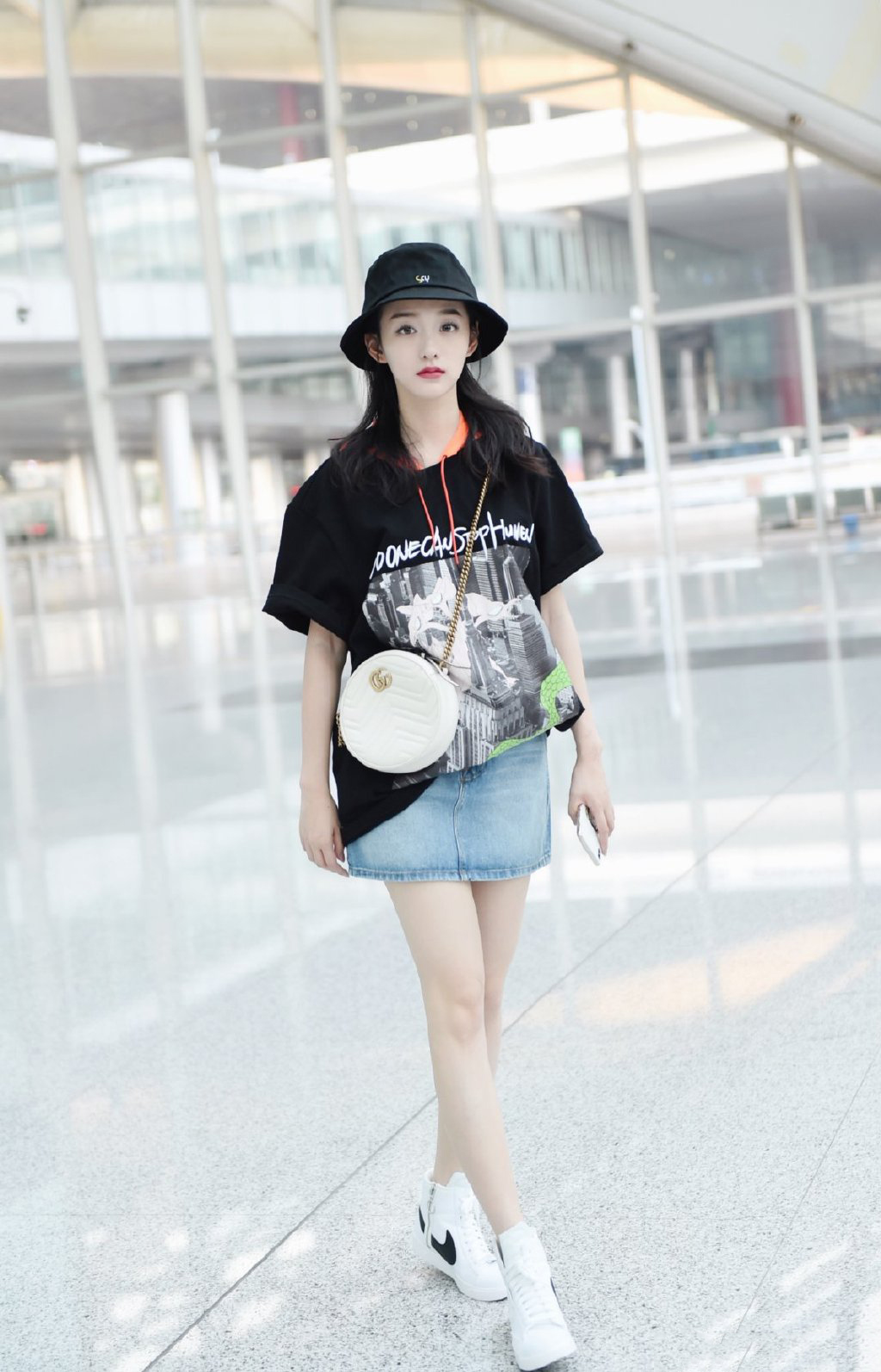 何泓姗清爽自然街拍图片