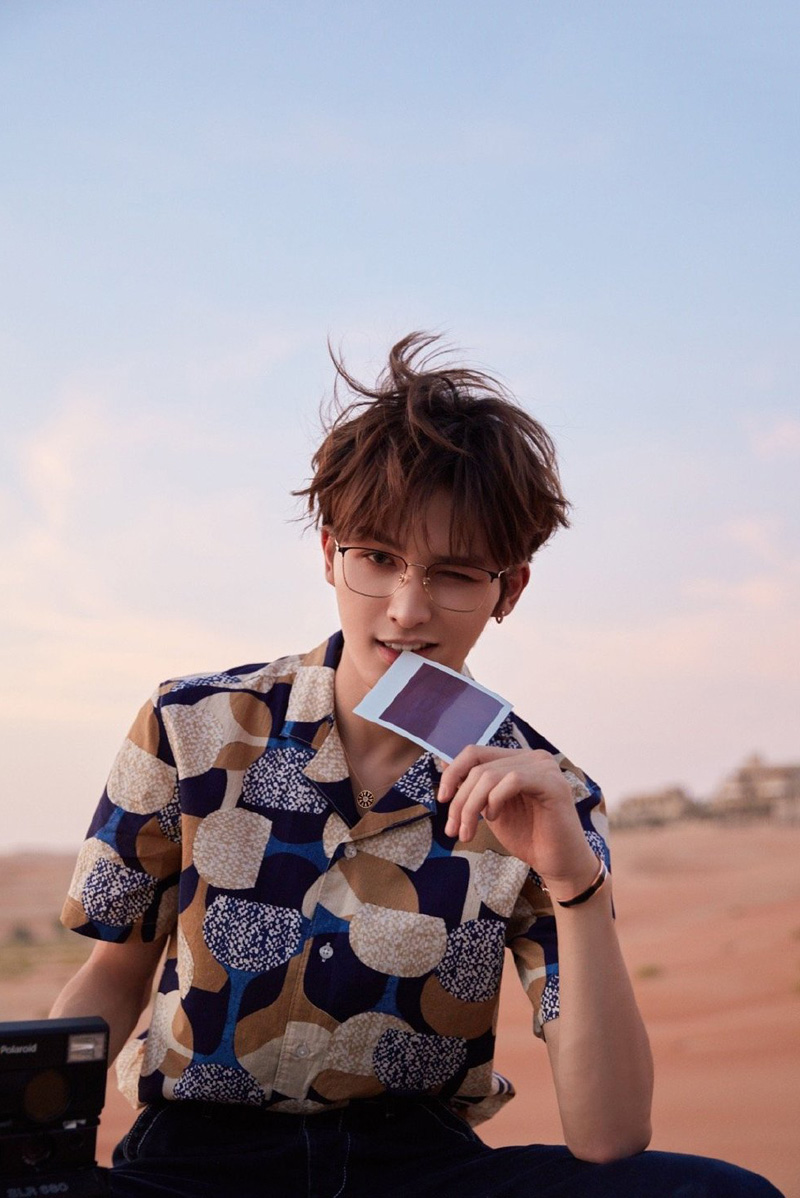 朱正廷休闲帅气旅拍写真图片15