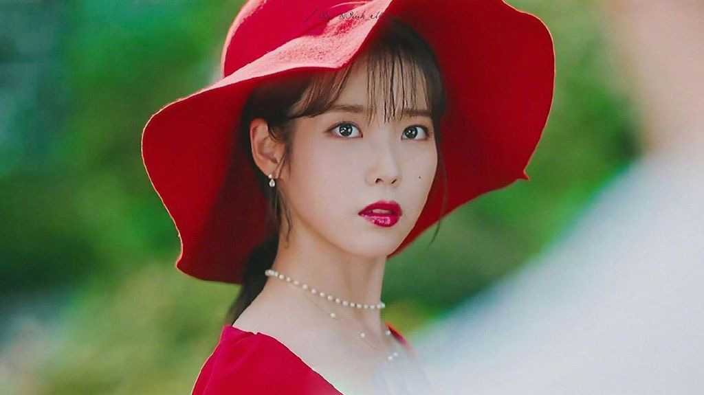 iu李知恩复古方领红裙写真图片26