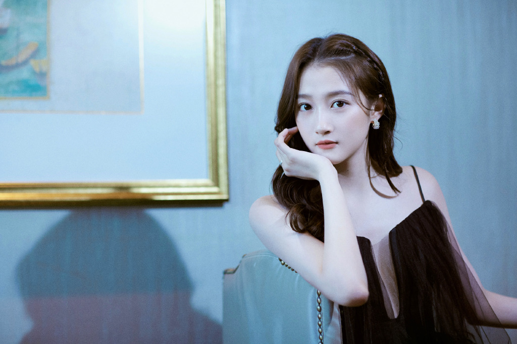 简介:关晓彤黑色纱裙性感写真图片,分享一组关晓彤图片给大家,图中的