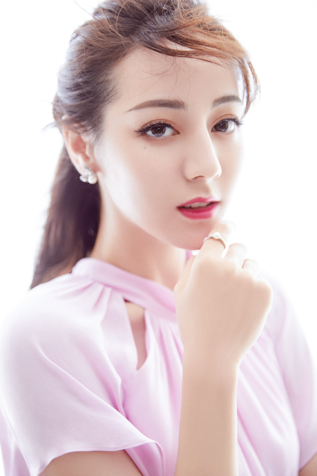 简介:迪丽热巴元气甜美品牌活动图片,分享一组迪丽热巴图片给大家,图