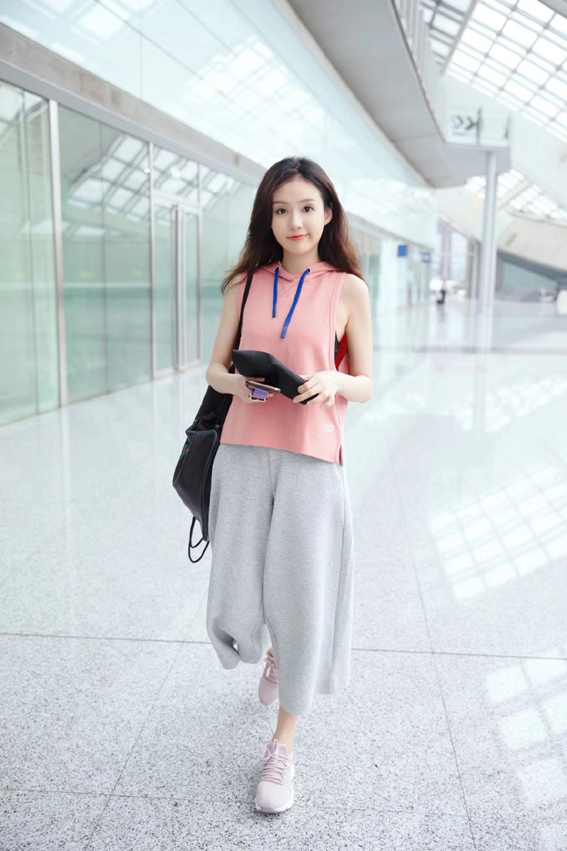 郑合惠子粉嫩甜美机场照图片34