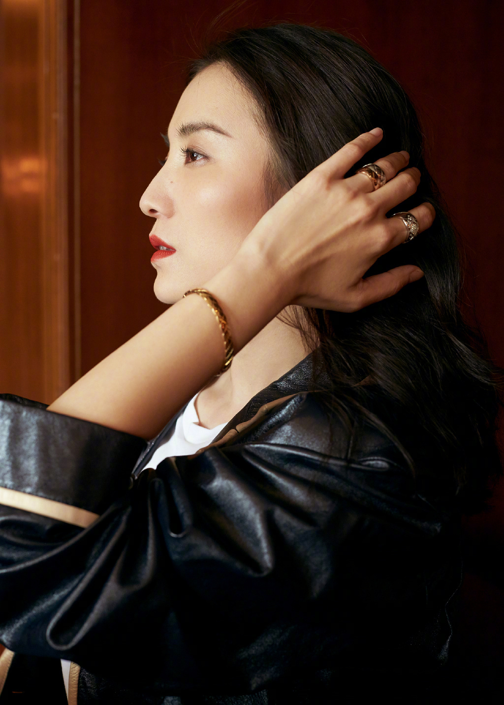 宋佳酷黑风写真图片24