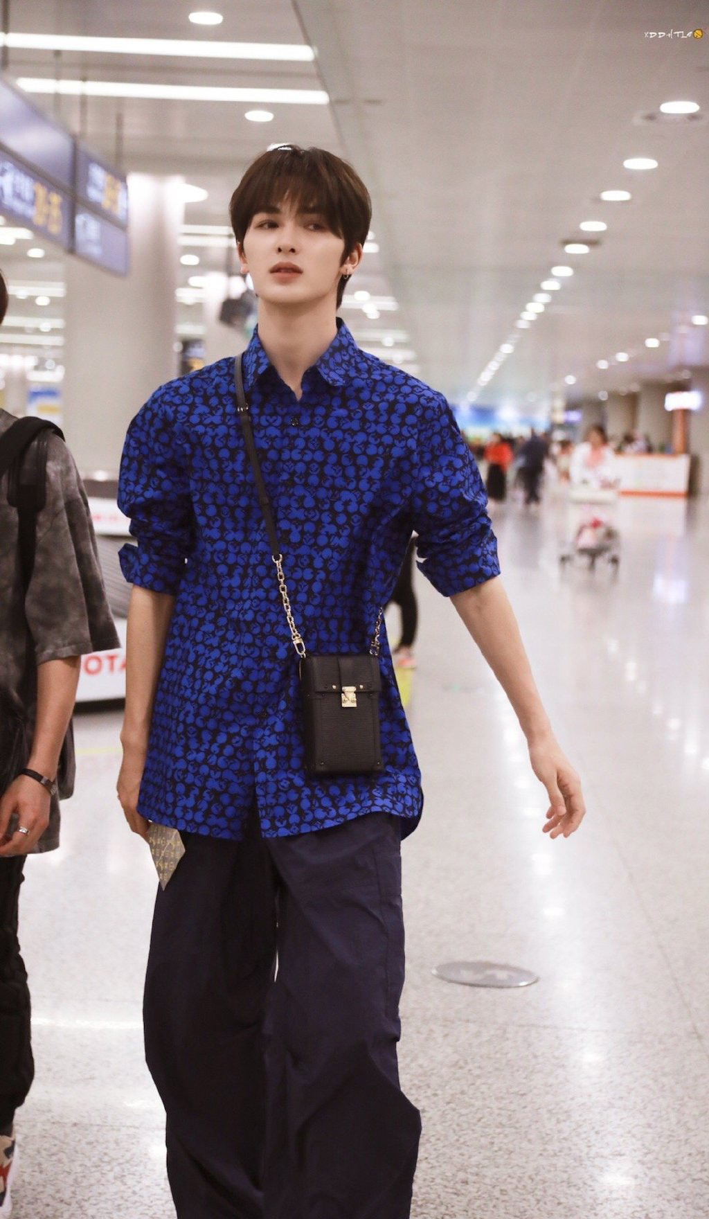 朱正廷酷炫时尚机场街拍图片19