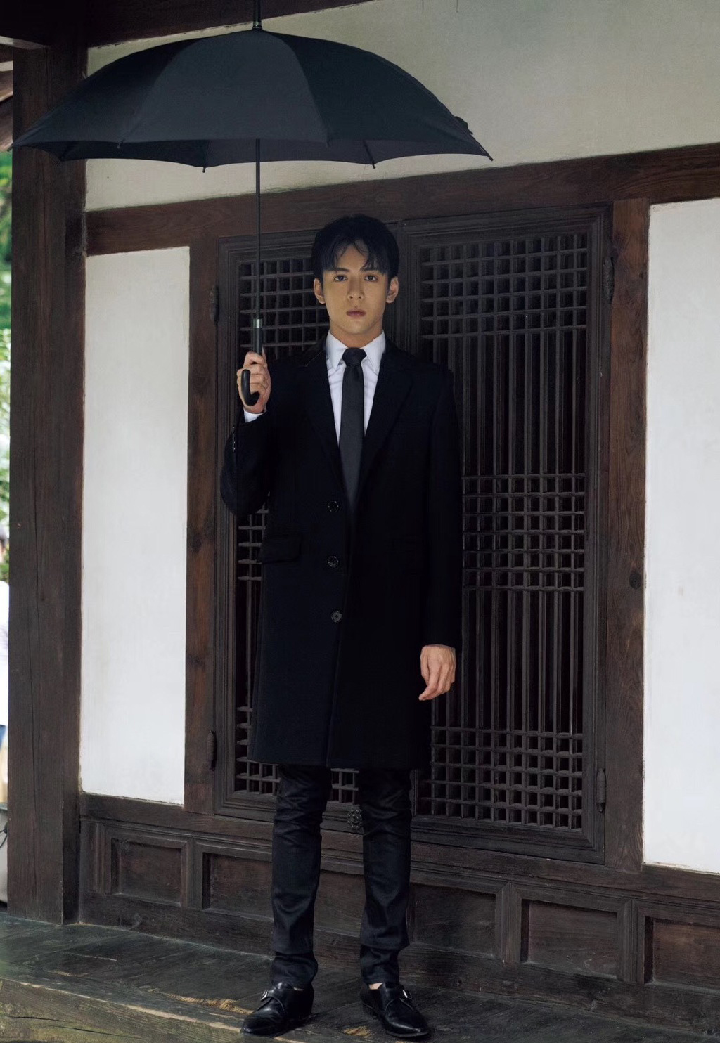 简介:曾舜晞气宇不凡帅气写真图片,分享一组曾舜晞图片给大家,图中的