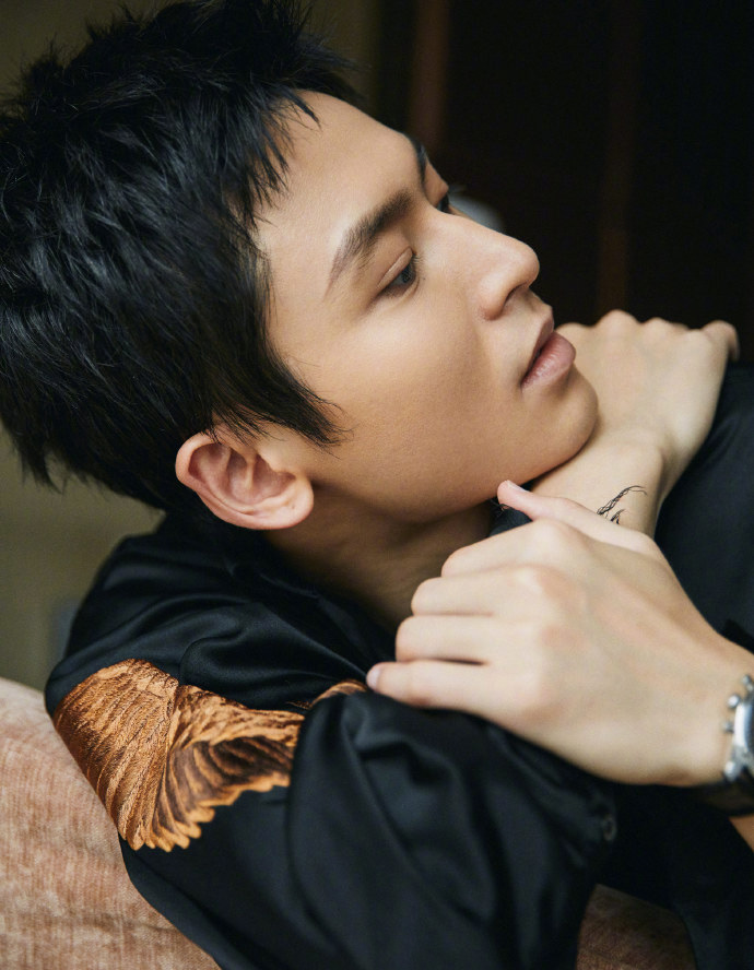 张哲瀚清爽帅气写真图片46