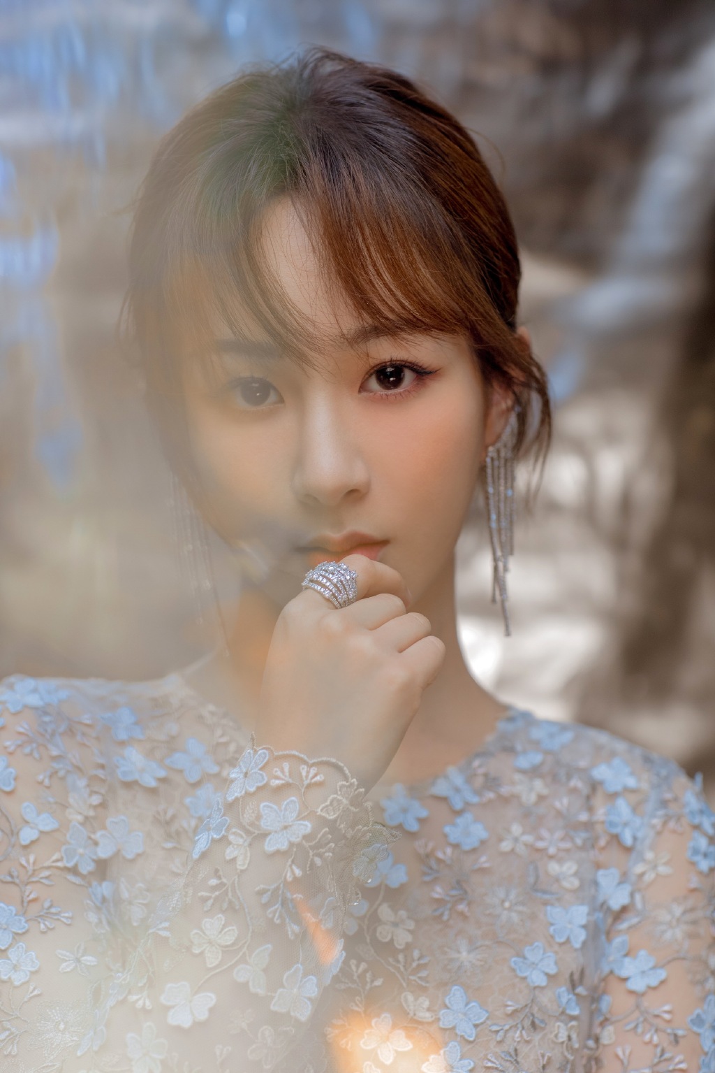 简介:杨紫甜美礼服性感写真图片,分享一组杨紫图片给大家,图中的明星