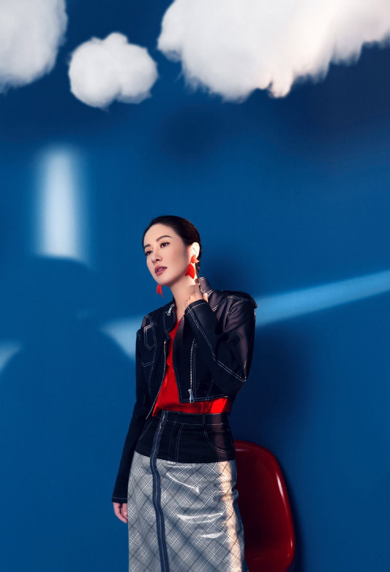 简介:叶璇时尚摩登写真大片,分享一组叶璇图片给大家,图中的明星图片