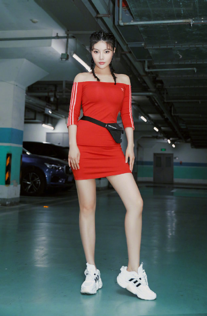 徐冬冬紧身衣停车场性感写真图片56