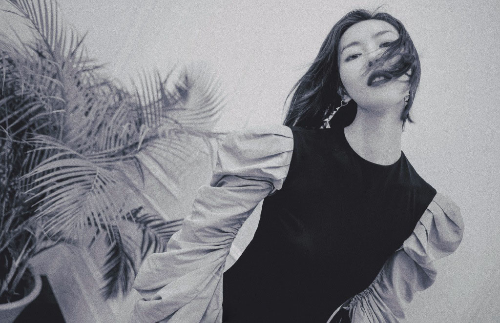 刘雯优雅黑白写真图片,分享一组刘雯图片给大家,图中的明星图片壁纸会