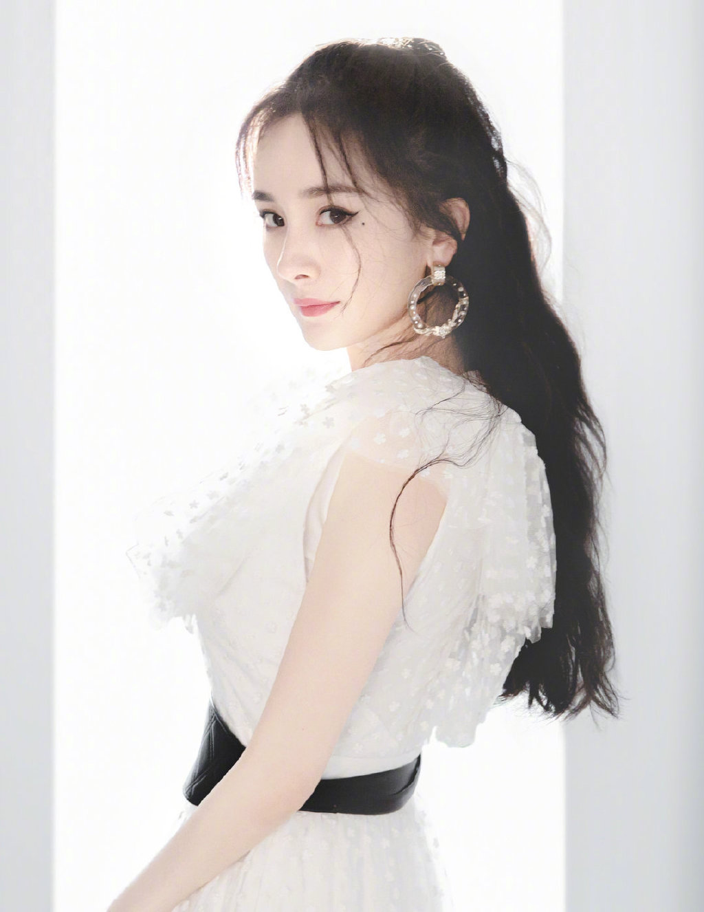 杨幂白裙仙气灵动写真图片24