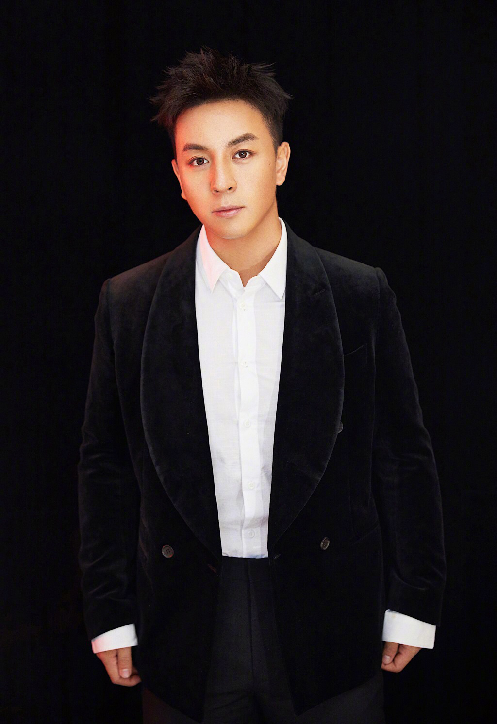 释小龙黑色西服帅气图片写真33