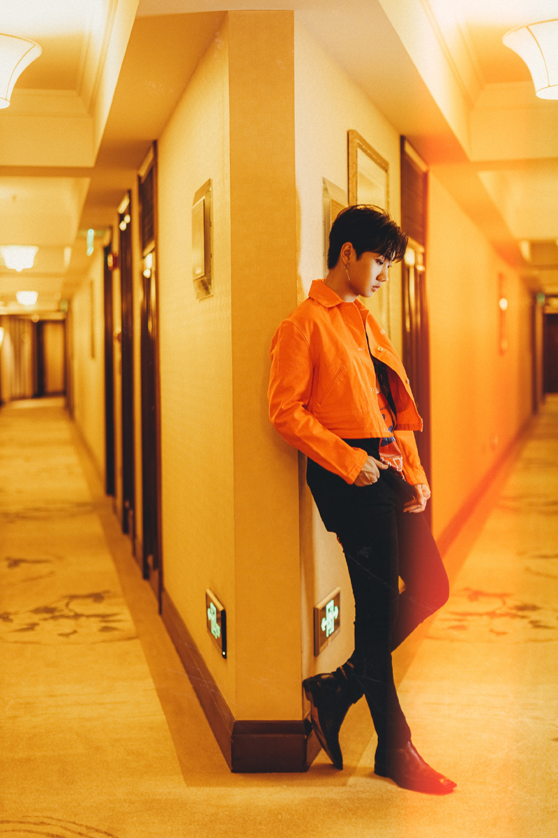 汪苏泷橘色外套帅气写真图片99