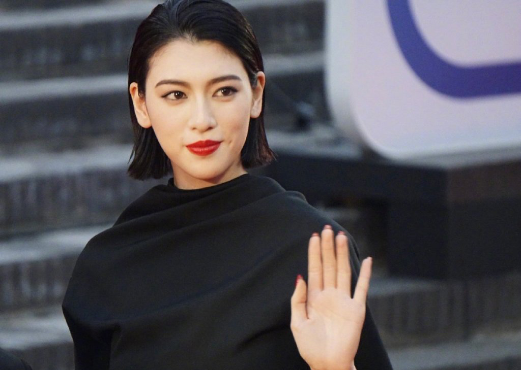 三吉彩花红唇黑裙性感图片29