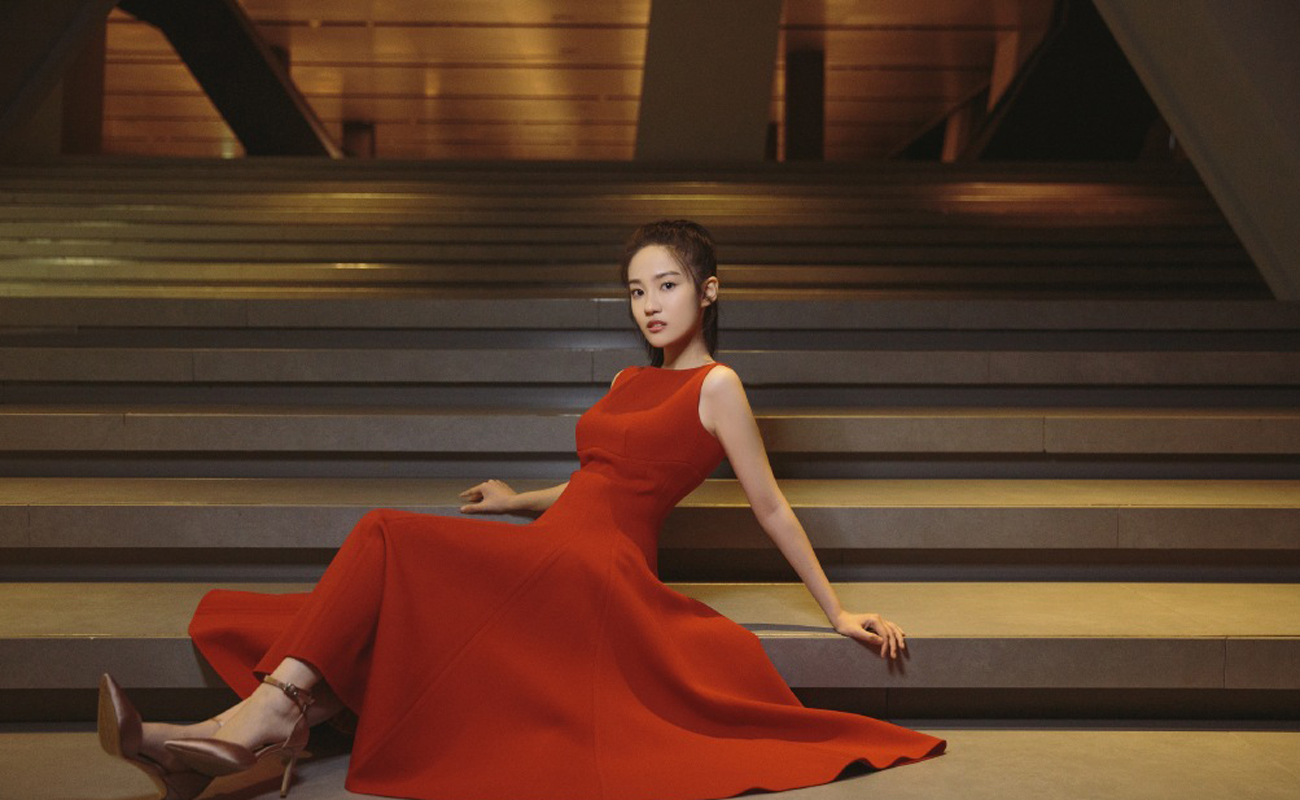 汤梦佳优雅红裙写真图片16