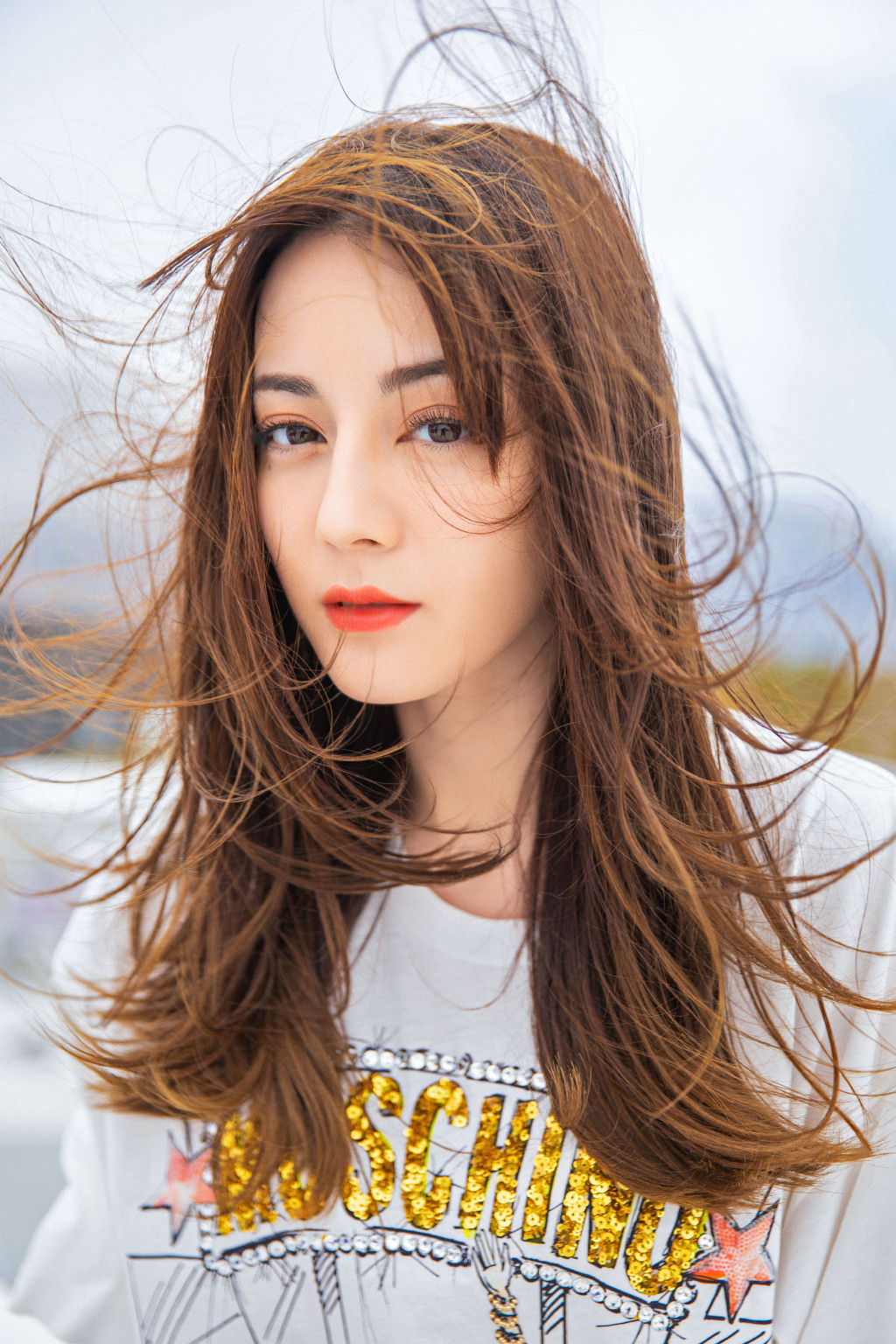 迪丽热巴凌乱发丝性感写真图片16