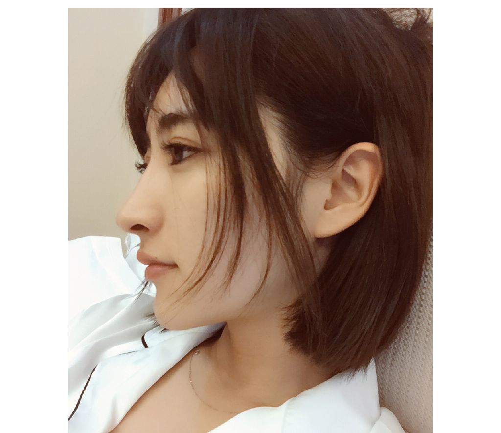 简介:曲尼次仁慵懒居家自拍照图片,分享一组曲尼次仁图片给大家,图中