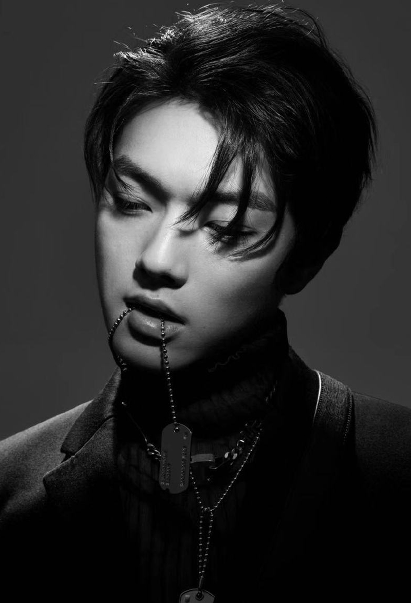 简介:许凯帅气不羁时尚写真大片,分享一组许凯图片给大家,图中的明星