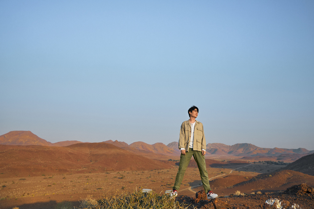 朱一龙自由洒脱写真图片99