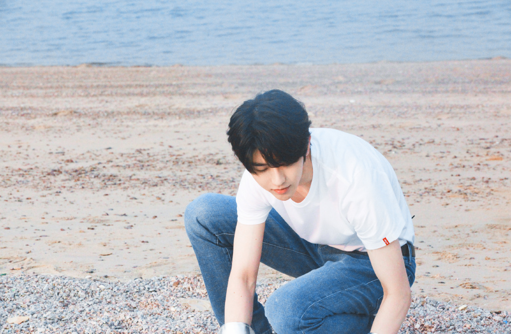蔡徐坤清爽海边写真图片69