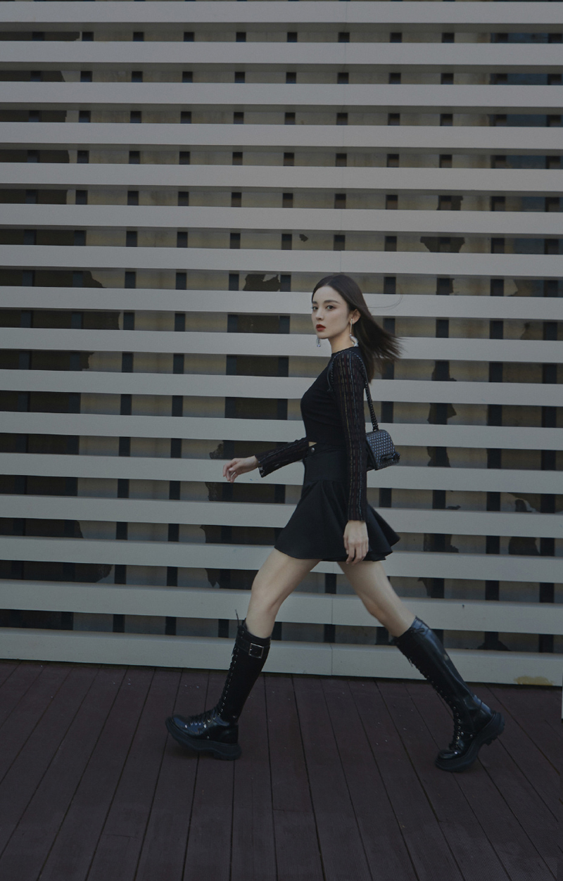 简介:古力娜扎时髦个性街拍图片,分享一组古力娜扎图片给大家,图中的