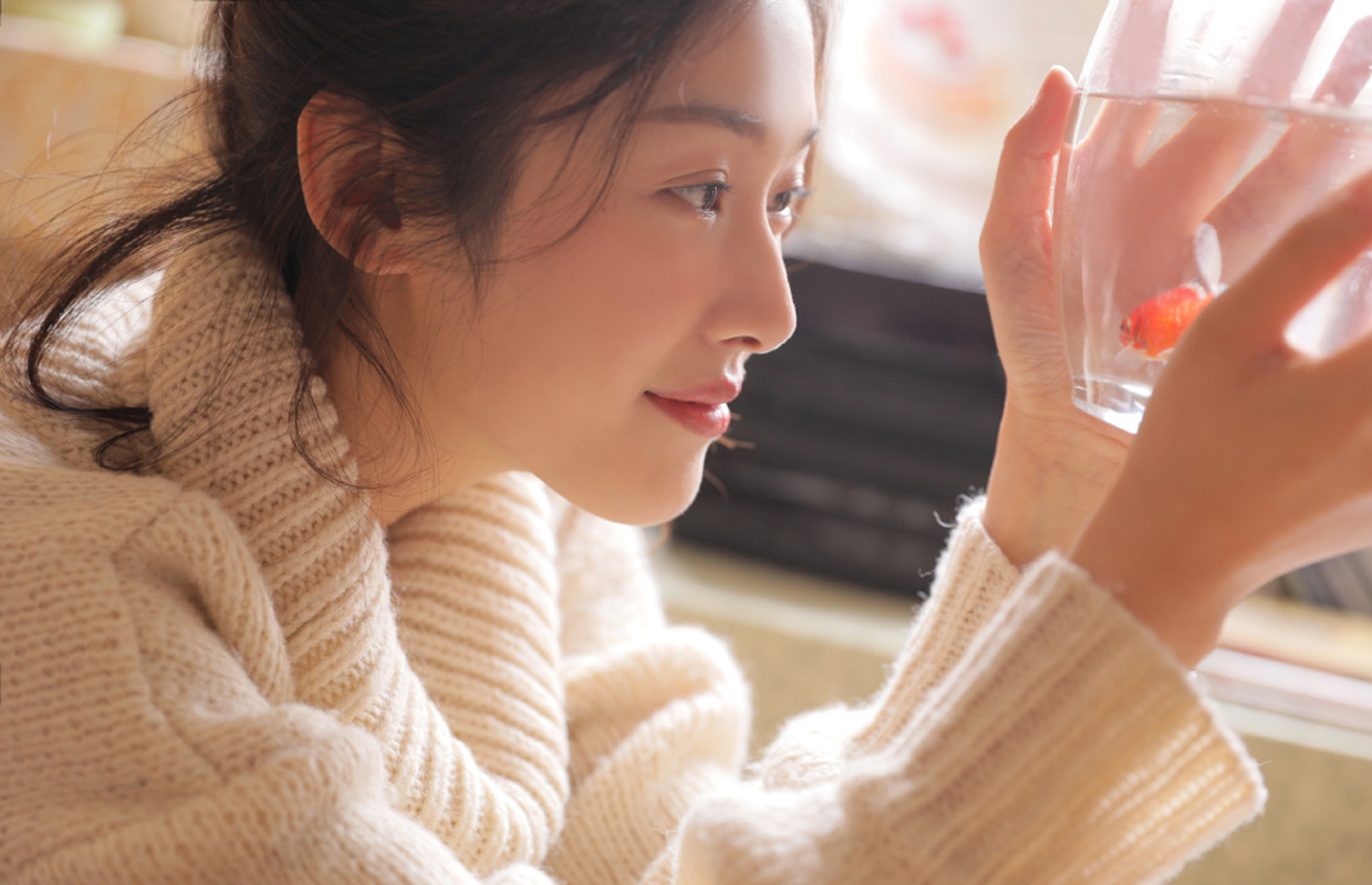 简介:王双清新治愈秋日写真图片,分享一组王双图片给大家,图中的明星