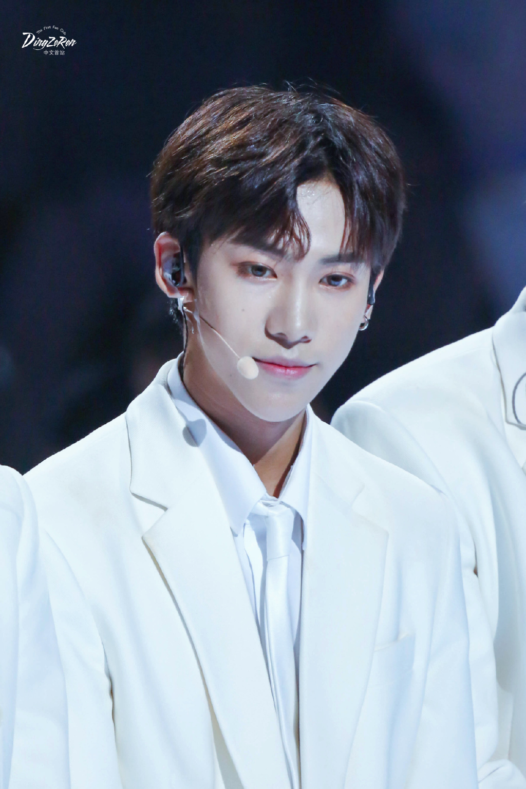 丁泽仁白色西装阳光帅气图片1313