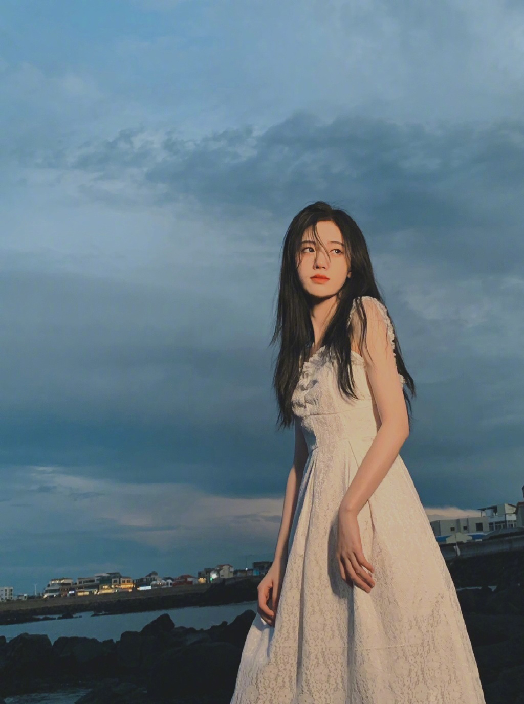 鞠婧祎俏皮甜美海边自拍照图片19