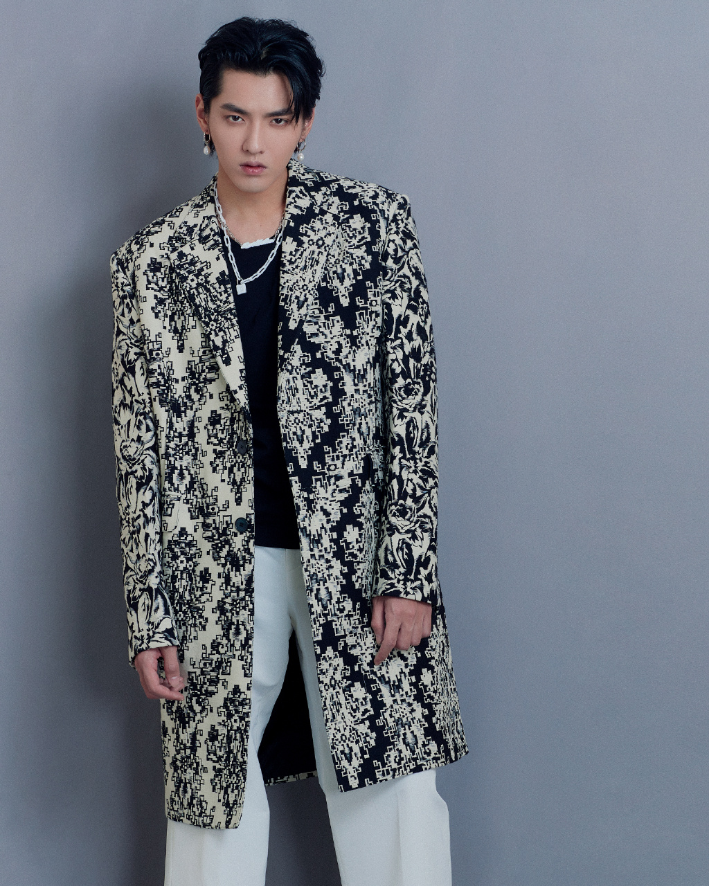 吴亦凡廓形印花风衣帅气写真图片910