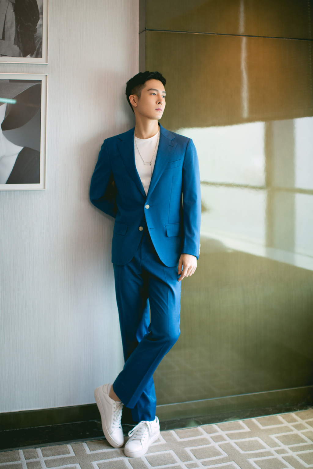 盛一伦蓝色平纹西服帅气图片24