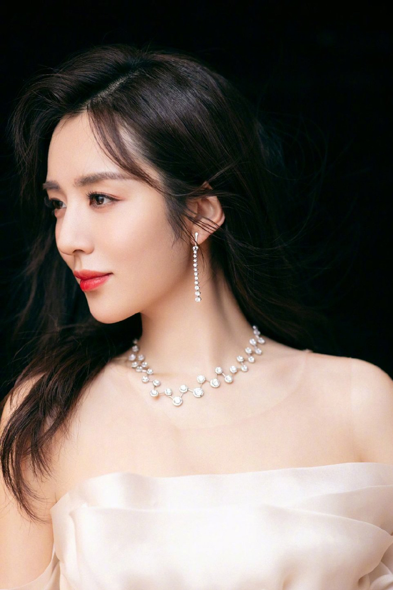 王晓晨优雅白裙写真图片23