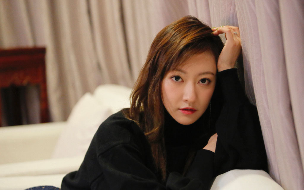 余玥国民校花活动照图片,分享一组余玥图片给大家,图中的明星图片壁纸