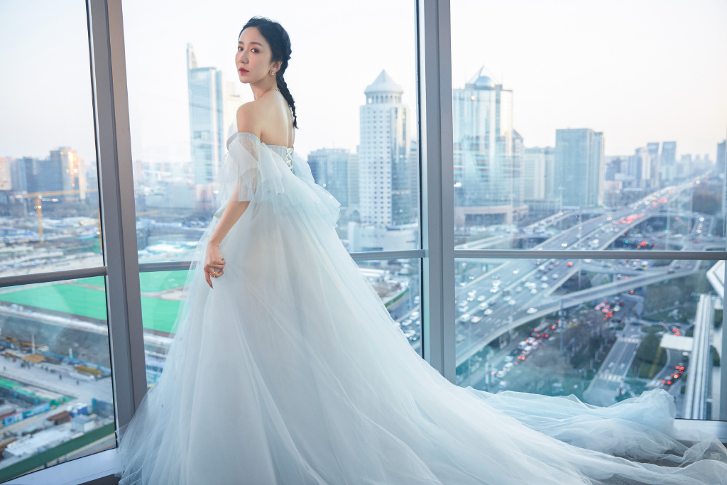 娄艺潇美人鱼纱裙性感图片24